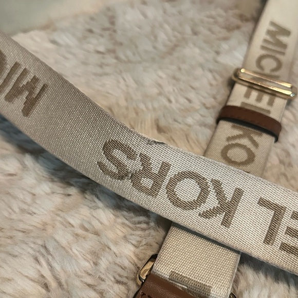 Michael Kors Jet Set Signature Crossbody Handbag With Wide Strap - Picture 5 of 14